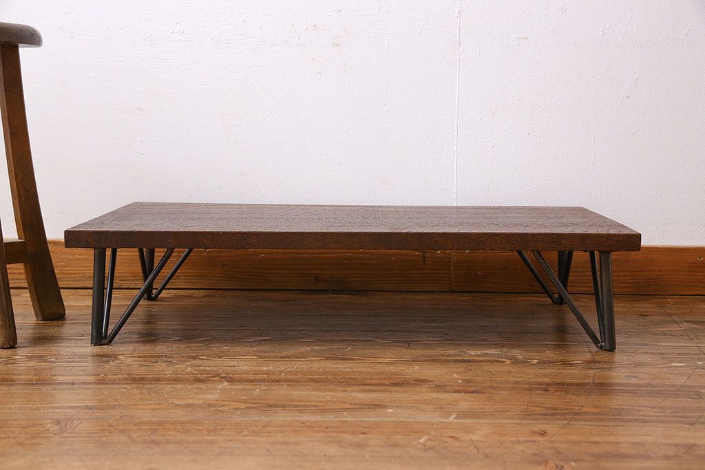 アンティーク家具　和製アンティーク　古い木の鉄脚ローテーブル(飾り台、テレビ台)(1)