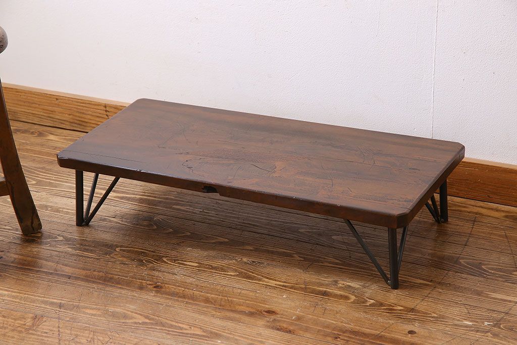 アンティーク雑貨　和製アンティーク　古い木の鉄脚ローテーブル(飾り台、テレビ台)(2)