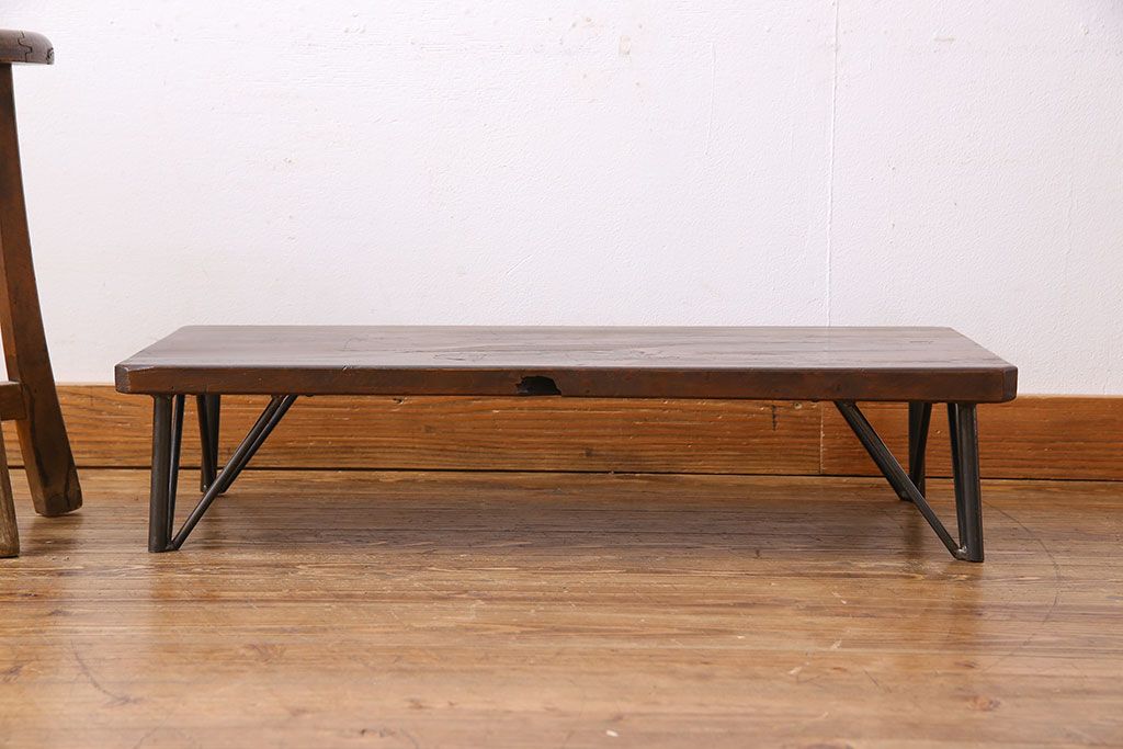 アンティーク雑貨　和製アンティーク　古い木の鉄脚ローテーブル(飾り台、テレビ台)(2)