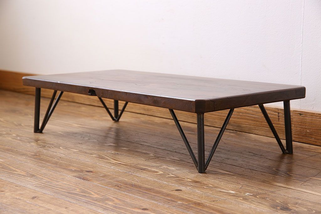 アンティーク雑貨　和製アンティーク　古い木の鉄脚ローテーブル(飾り台、テレビ台)(2)