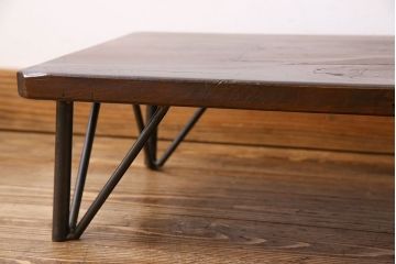 アンティーク雑貨　和製アンティーク　古い木の鉄脚ローテーブル(飾り台、テレビ台)(2)