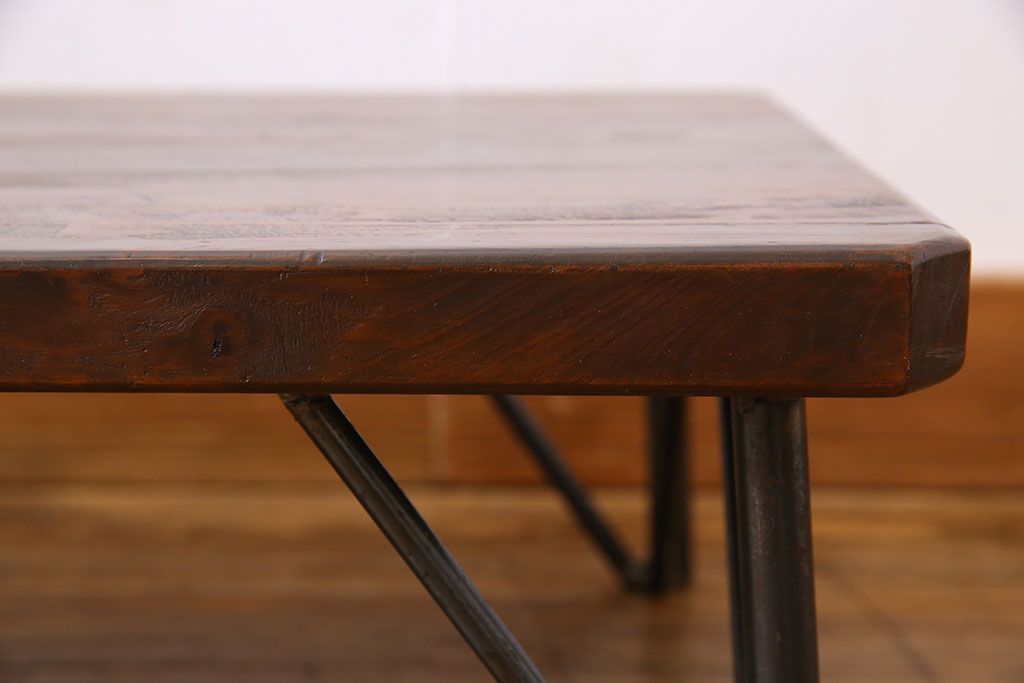 アンティーク雑貨　和製アンティーク　古い木の鉄脚ローテーブル(飾り台、テレビ台)(2)
