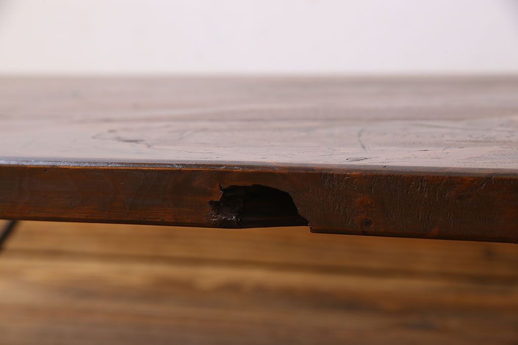 アンティーク雑貨　和製アンティーク　古い木の鉄脚ローテーブル(飾り台、テレビ台)(2)