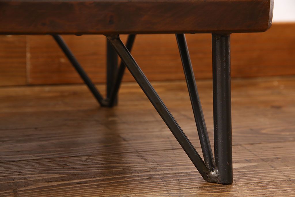 アンティーク雑貨　和製アンティーク　古い木の鉄脚ローテーブル(飾り台、テレビ台)(2)