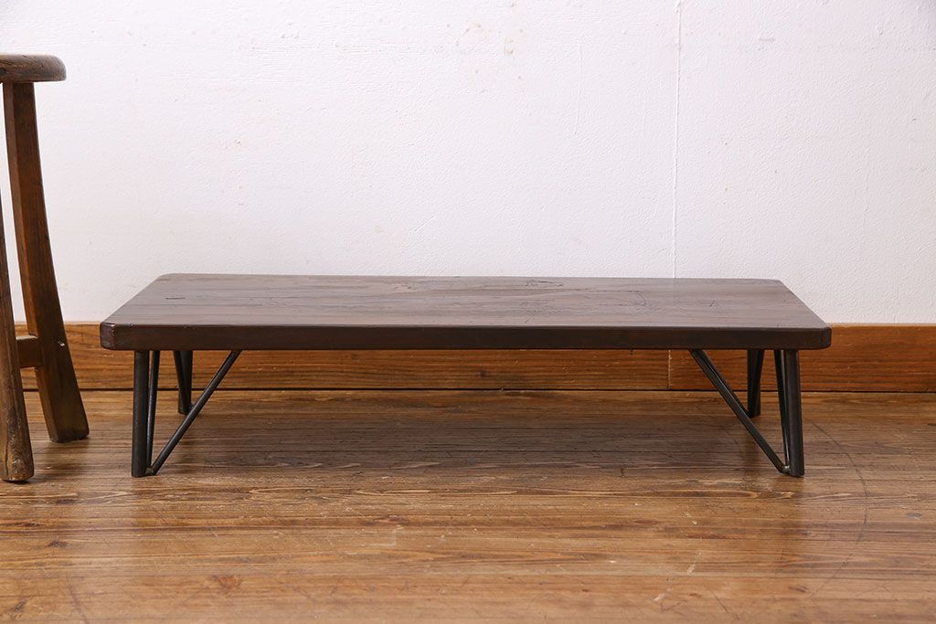 アンティーク雑貨　和製アンティーク　古い木の鉄脚ローテーブル(飾り台、テレビ台)(2)