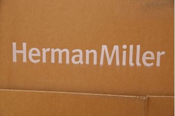 新品未開封　ハーマンミラー社(Herman Miller)　Girard Color wheel Ottoman　円形オットマン・ライトブルー(定価約33万8千円)
