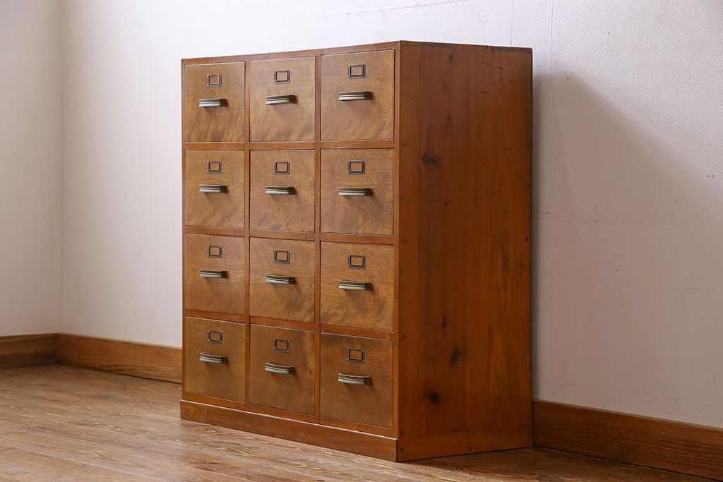 アンティーク家具　ネームプレート付き!引き出し12杯のアンティークチェスト(引き出し、ドロワー)