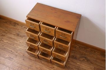 アンティーク家具　ネームプレート付き!引き出し12杯のアンティークチェスト(引き出し、ドロワー)