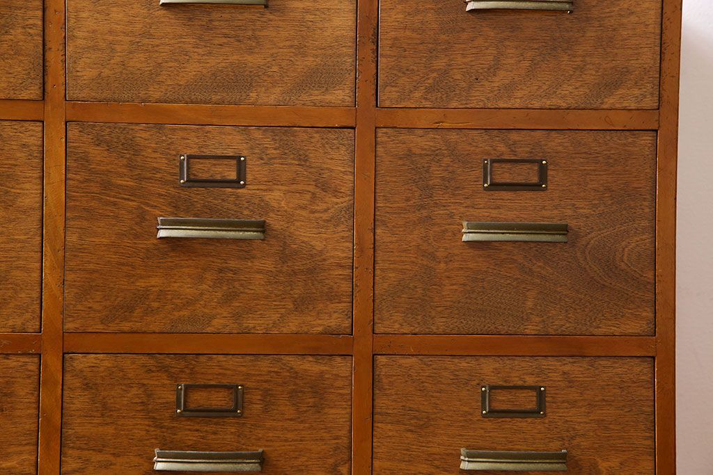 アンティーク家具　ネームプレート付き!引き出し12杯のアンティークチェスト(引き出し、ドロワー)