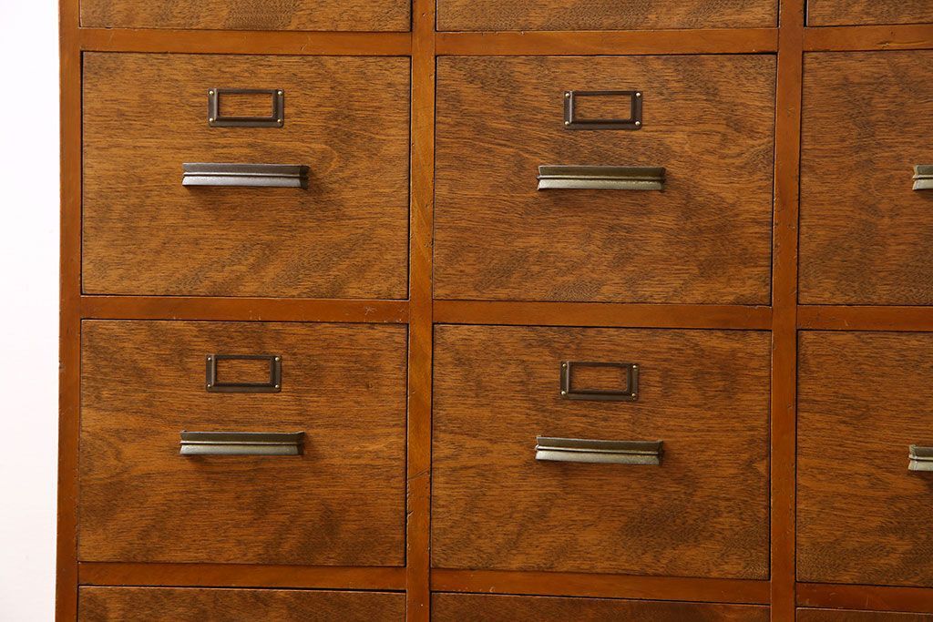 アンティーク家具　ネームプレート付き!引き出し12杯のアンティークチェスト(引き出し、ドロワー)