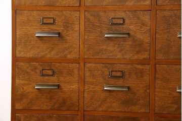 アンティーク家具　ネームプレート付き!引き出し12杯のアンティークチェスト(引き出し、ドロワー)