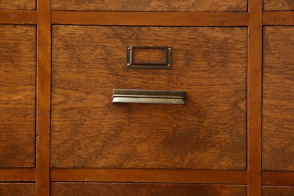 アンティーク家具　ネームプレート付き!引き出し12杯のアンティークチェスト(引き出し、ドロワー)