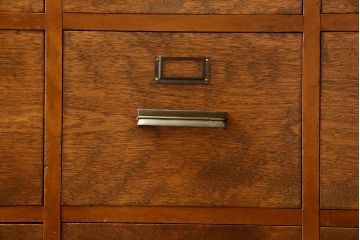 アンティーク家具　ネームプレート付き!引き出し12杯のアンティークチェスト(引き出し、ドロワー)