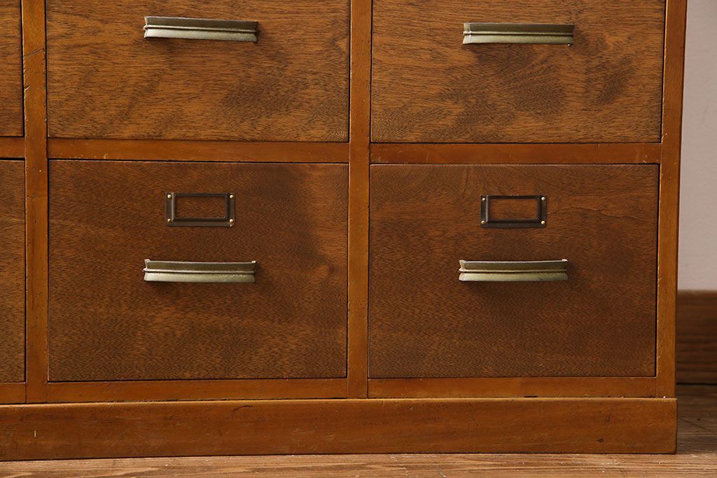 アンティーク家具　ネームプレート付き!引き出し12杯のアンティークチェスト(引き出し、ドロワー)