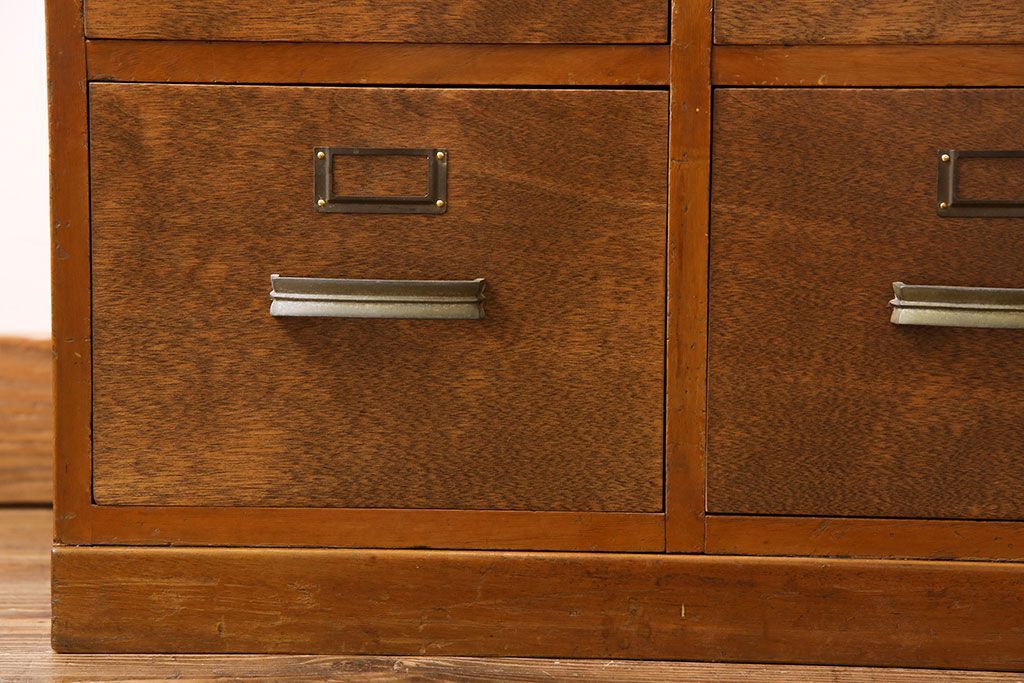 アンティーク家具　ネームプレート付き!引き出し12杯のアンティークチェスト(引き出し、ドロワー)