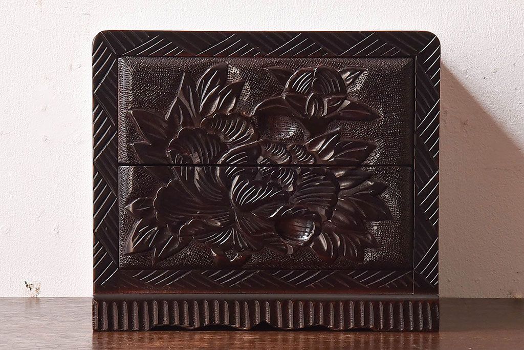 中古　木製　卓上にも使えるシックな彫刻入り小引き出し(小物収納)