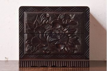 中古　木製　卓上にも使えるシックな彫刻入り小引き出し(小物収納)