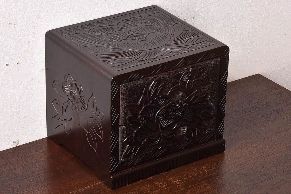 中古　木製　卓上にも使えるシックな彫刻入り小引き出し(小物収納)
