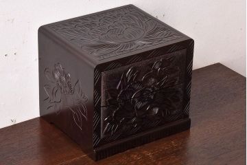 中古　木製　卓上にも使えるシックな彫刻入り小引き出し(小物収納)