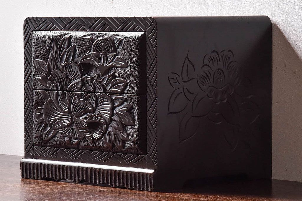 中古　木製　卓上にも使えるシックな彫刻入り小引き出し(小物収納)