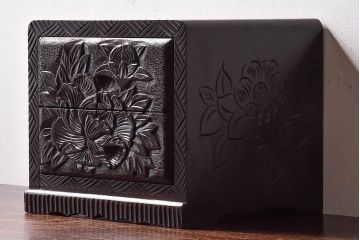 中古　木製　卓上にも使えるシックな彫刻入り小引き出し(小物収納)
