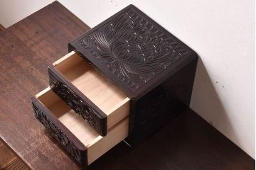 中古　木製　卓上にも使えるシックな彫刻入り小引き出し(小物収納)