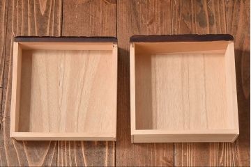 中古　木製　卓上にも使えるシックな彫刻入り小引き出し(小物収納)