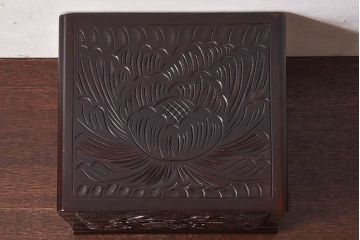 中古　木製　卓上にも使えるシックな彫刻入り小引き出し(小物収納)