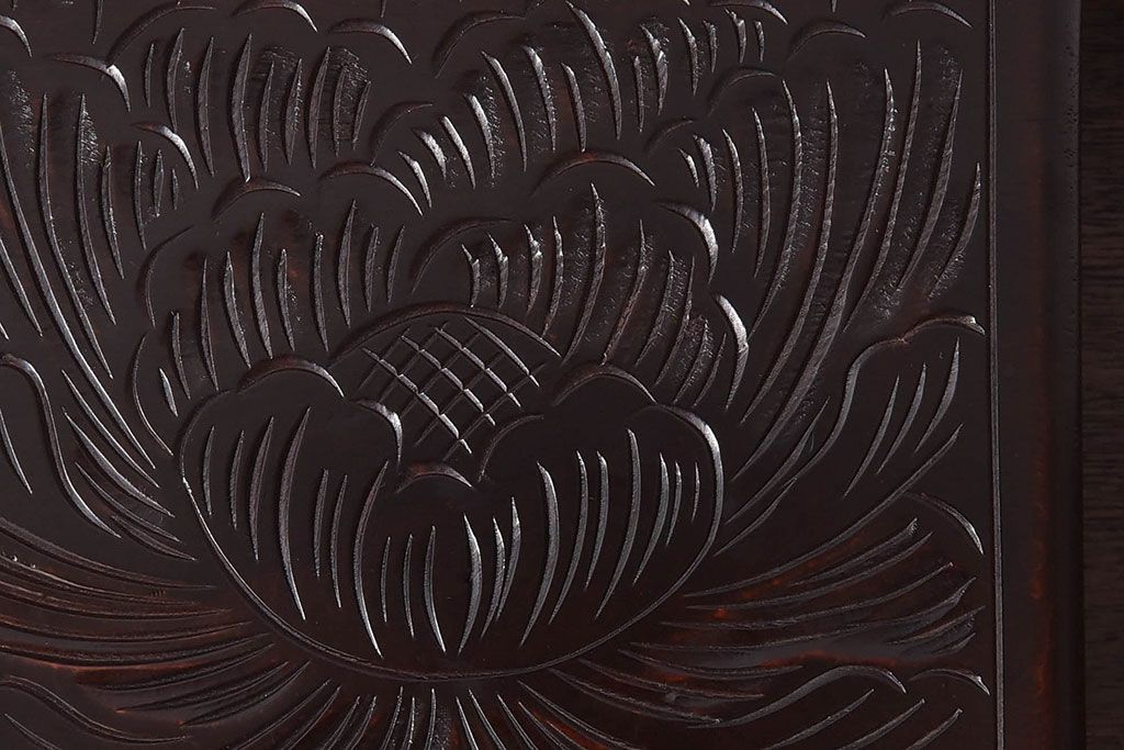 中古　木製　卓上にも使えるシックな彫刻入り小引き出し(小物収納)