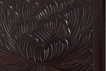 中古　木製　卓上にも使えるシックな彫刻入り小引き出し(小物収納)