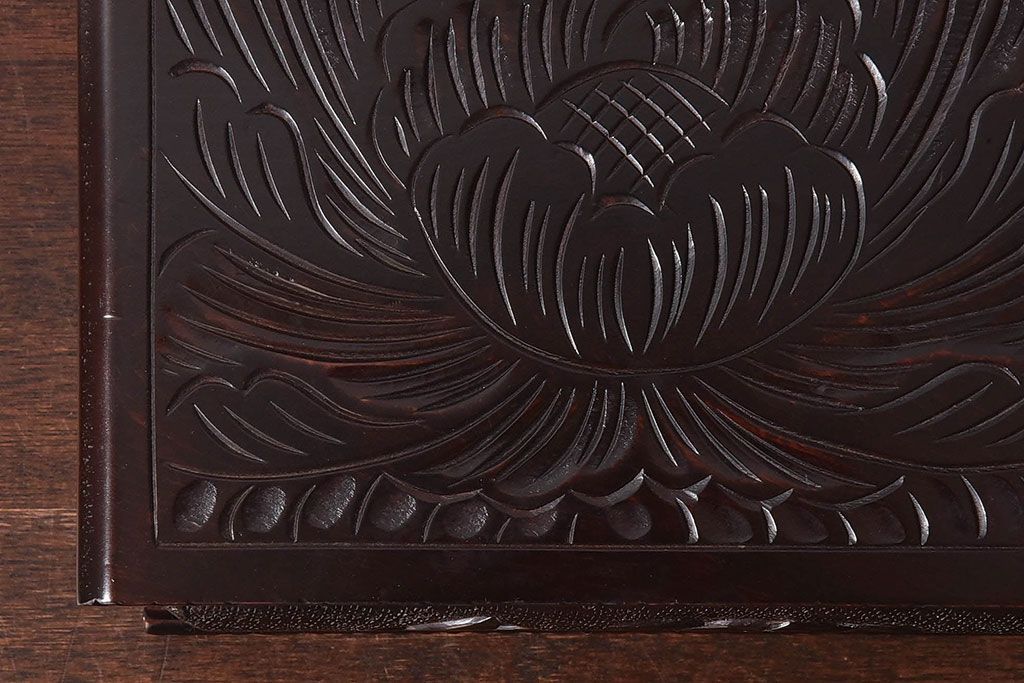 中古　木製　卓上にも使えるシックな彫刻入り小引き出し(小物収納)