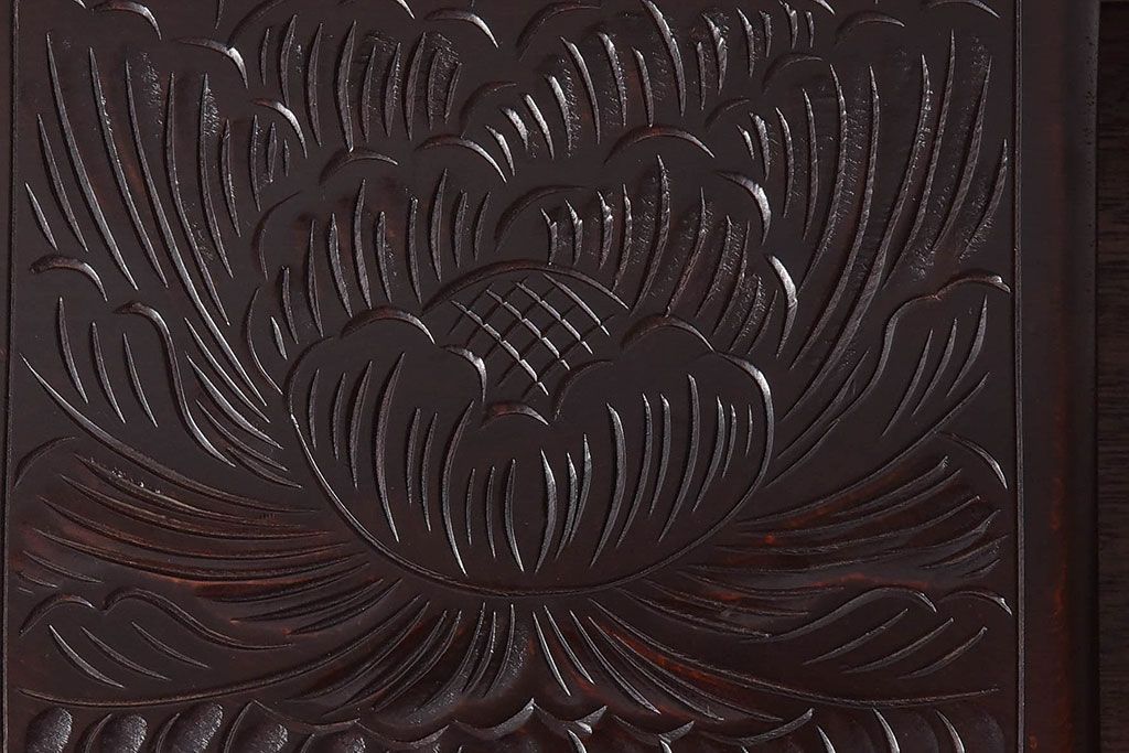 中古　木製　卓上にも使えるシックな彫刻入り小引き出し(小物収納)