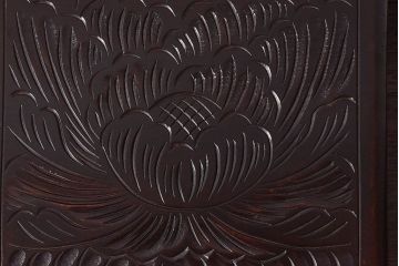 中古　木製　卓上にも使えるシックな彫刻入り小引き出し(小物収納)