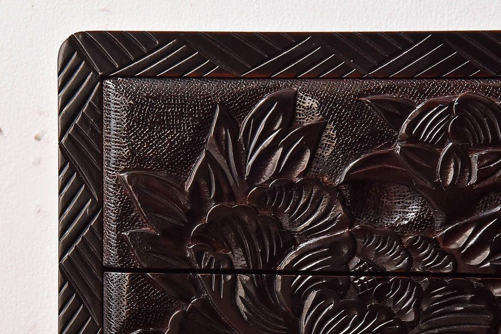 中古　木製　卓上にも使えるシックな彫刻入り小引き出し(小物収納)