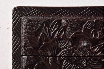 中古　木製　卓上にも使えるシックな彫刻入り小引き出し(小物収納)
