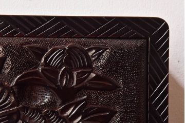 中古　木製　卓上にも使えるシックな彫刻入り小引き出し(小物収納)