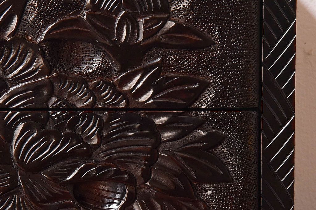 中古　木製　卓上にも使えるシックな彫刻入り小引き出し(小物収納)