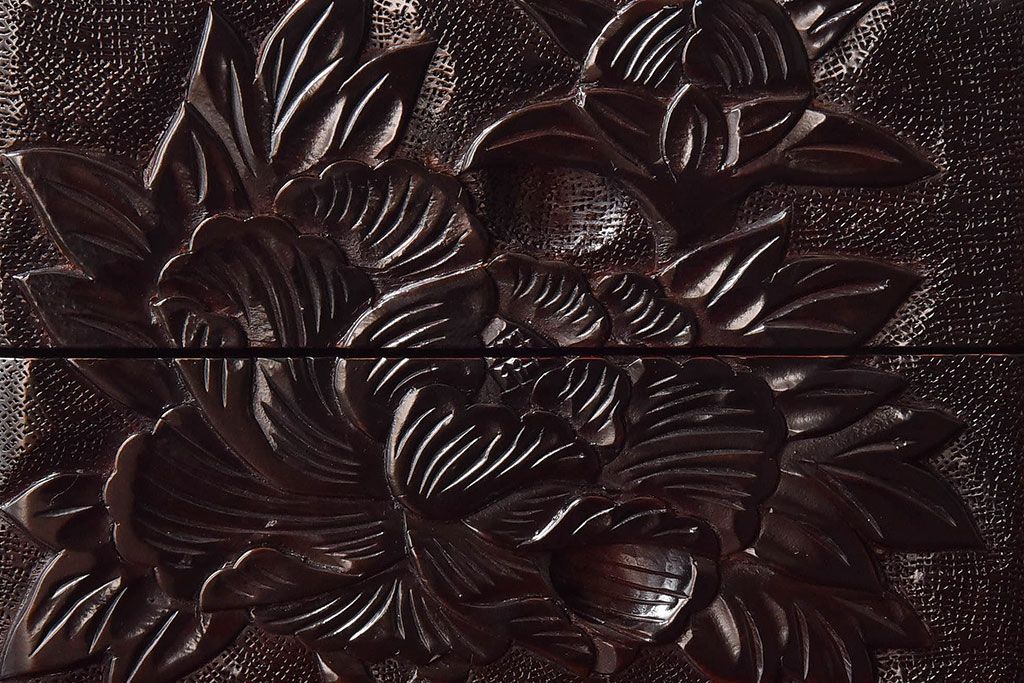 中古　木製　卓上にも使えるシックな彫刻入り小引き出し(小物収納)