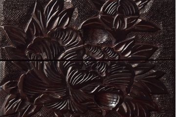 中古　木製　卓上にも使えるシックな彫刻入り小引き出し(小物収納)