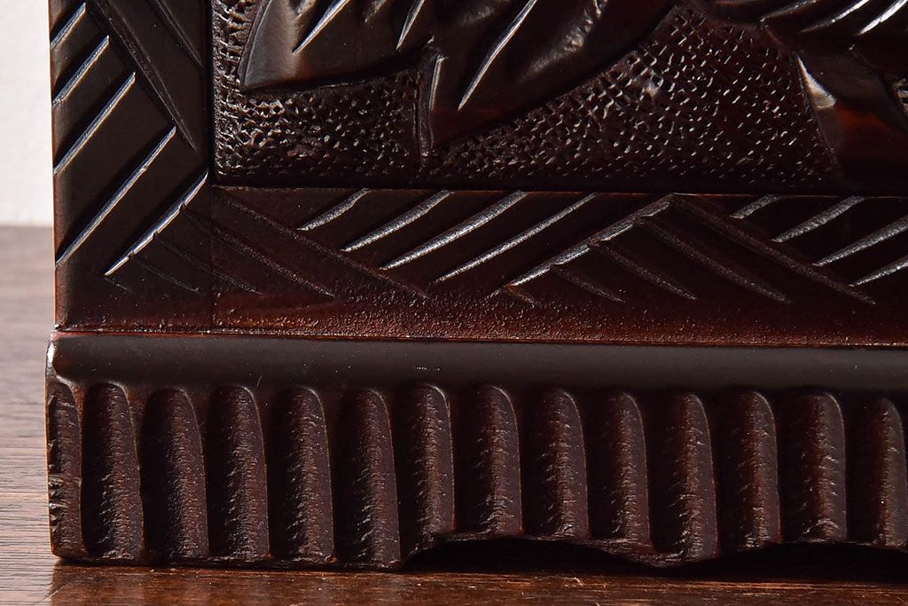 中古　木製　卓上にも使えるシックな彫刻入り小引き出し(小物収納)