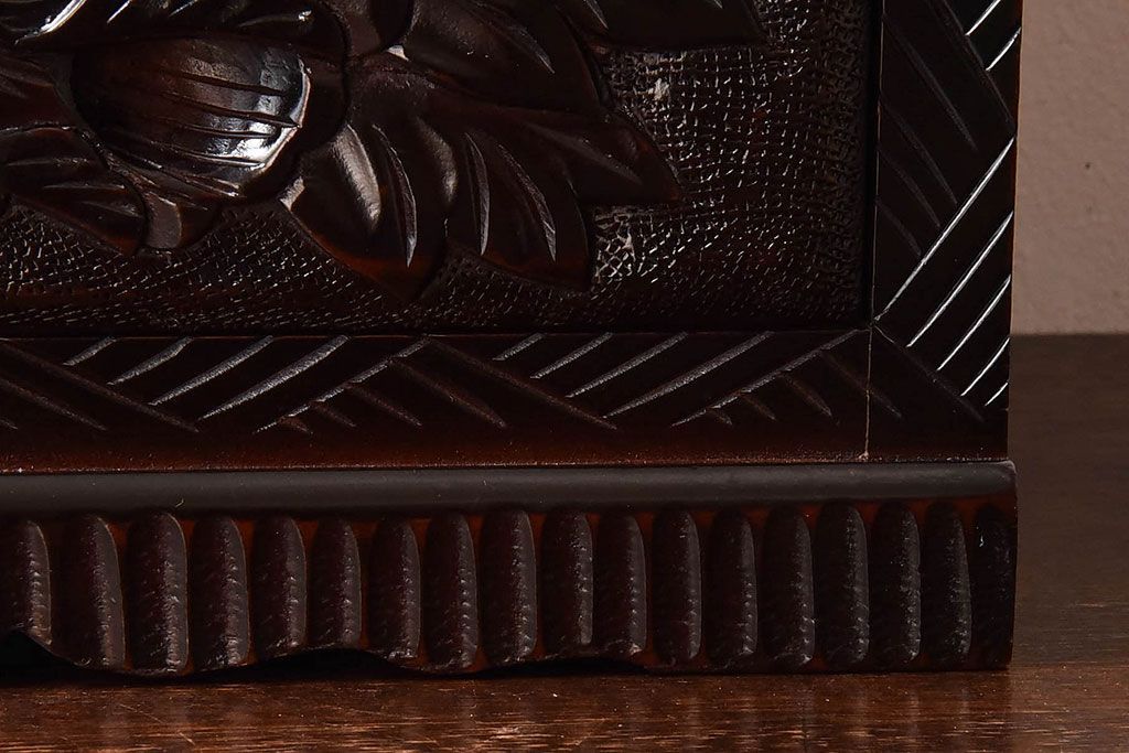 中古　木製　卓上にも使えるシックな彫刻入り小引き出し(小物収納)