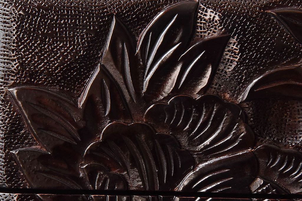 中古　木製　卓上にも使えるシックな彫刻入り小引き出し(小物収納)