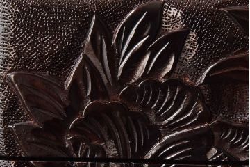 中古　木製　卓上にも使えるシックな彫刻入り小引き出し(小物収納)