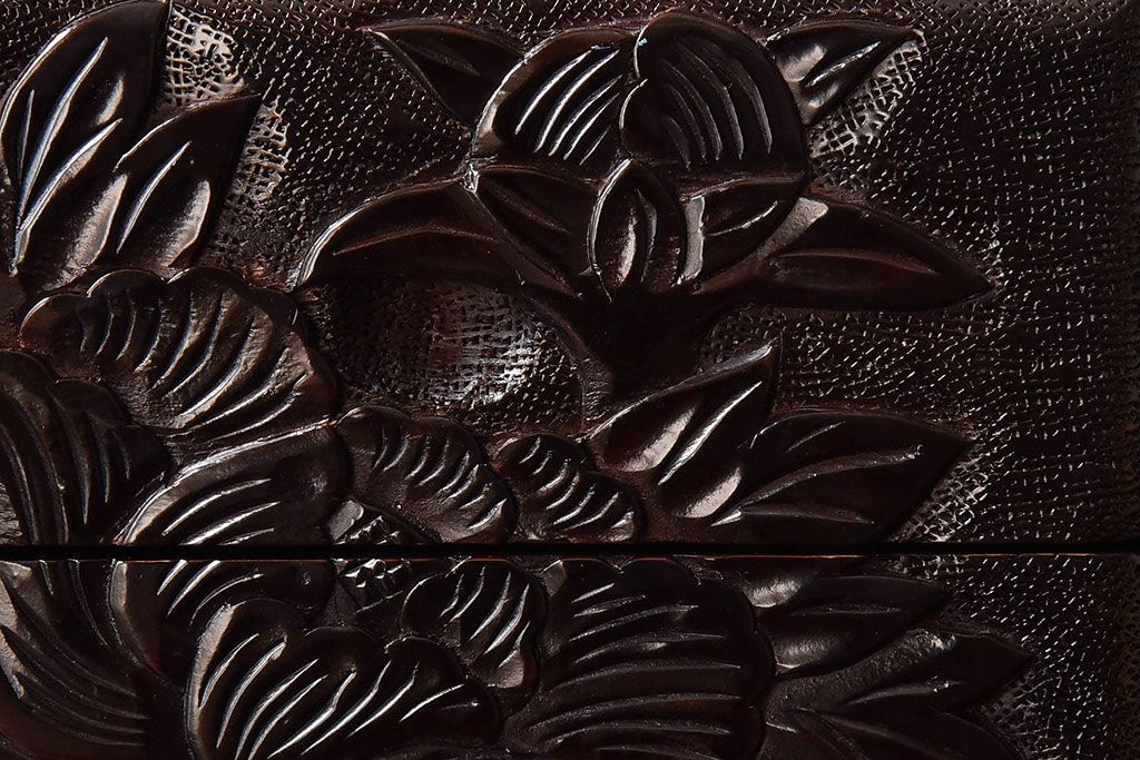 中古　木製　卓上にも使えるシックな彫刻入り小引き出し(小物収納)