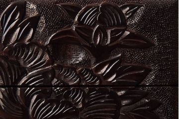 中古　木製　卓上にも使えるシックな彫刻入り小引き出し(小物収納)