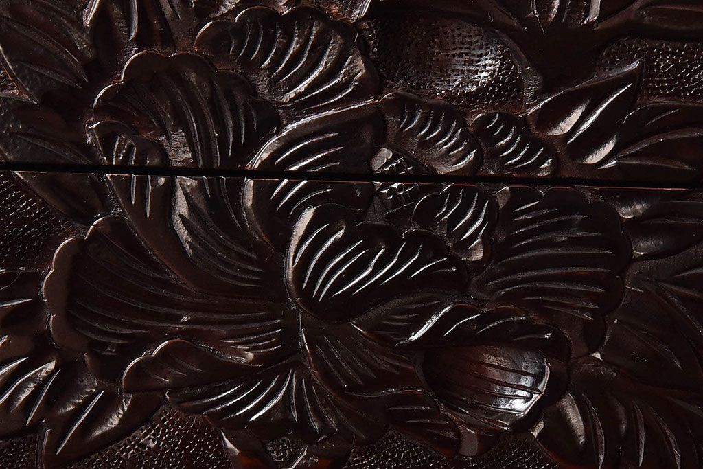 中古　木製　卓上にも使えるシックな彫刻入り小引き出し(小物収納)