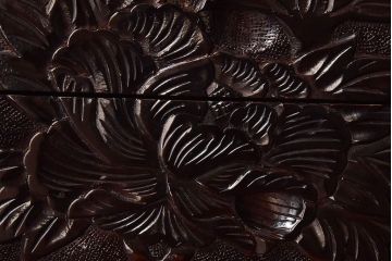 中古　木製　卓上にも使えるシックな彫刻入り小引き出し(小物収納)