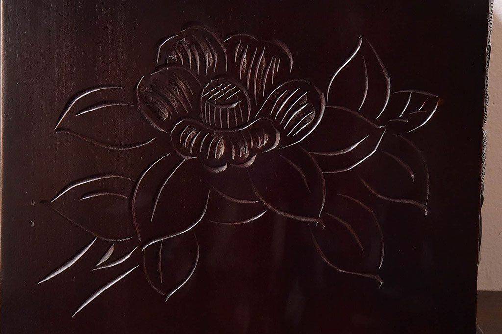 中古　木製　卓上にも使えるシックな彫刻入り小引き出し(小物収納)