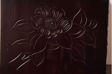 中古　木製　卓上にも使えるシックな彫刻入り小引き出し(小物収納)