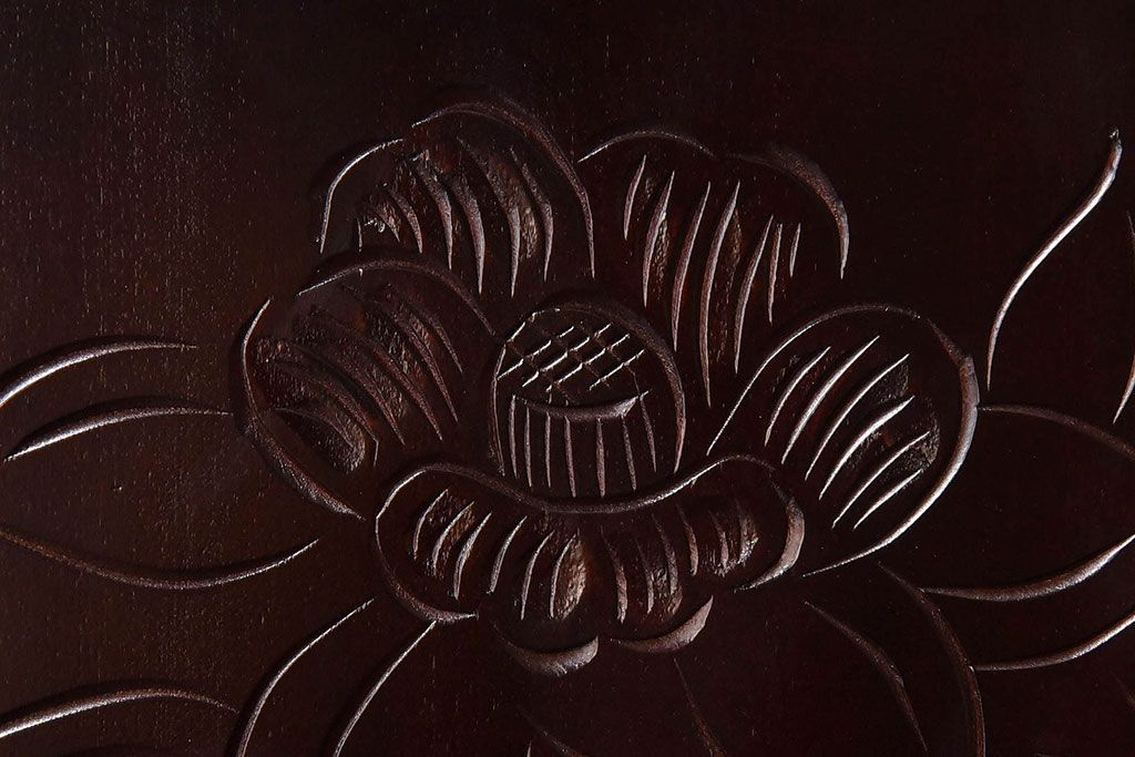 中古　木製　卓上にも使えるシックな彫刻入り小引き出し(小物収納)